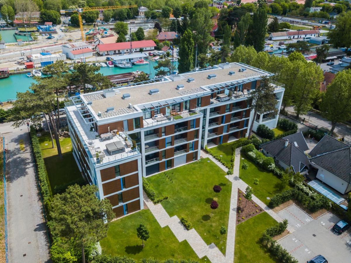 Mf Port Azur Wellness Apartments Siofok Bagian luar foto