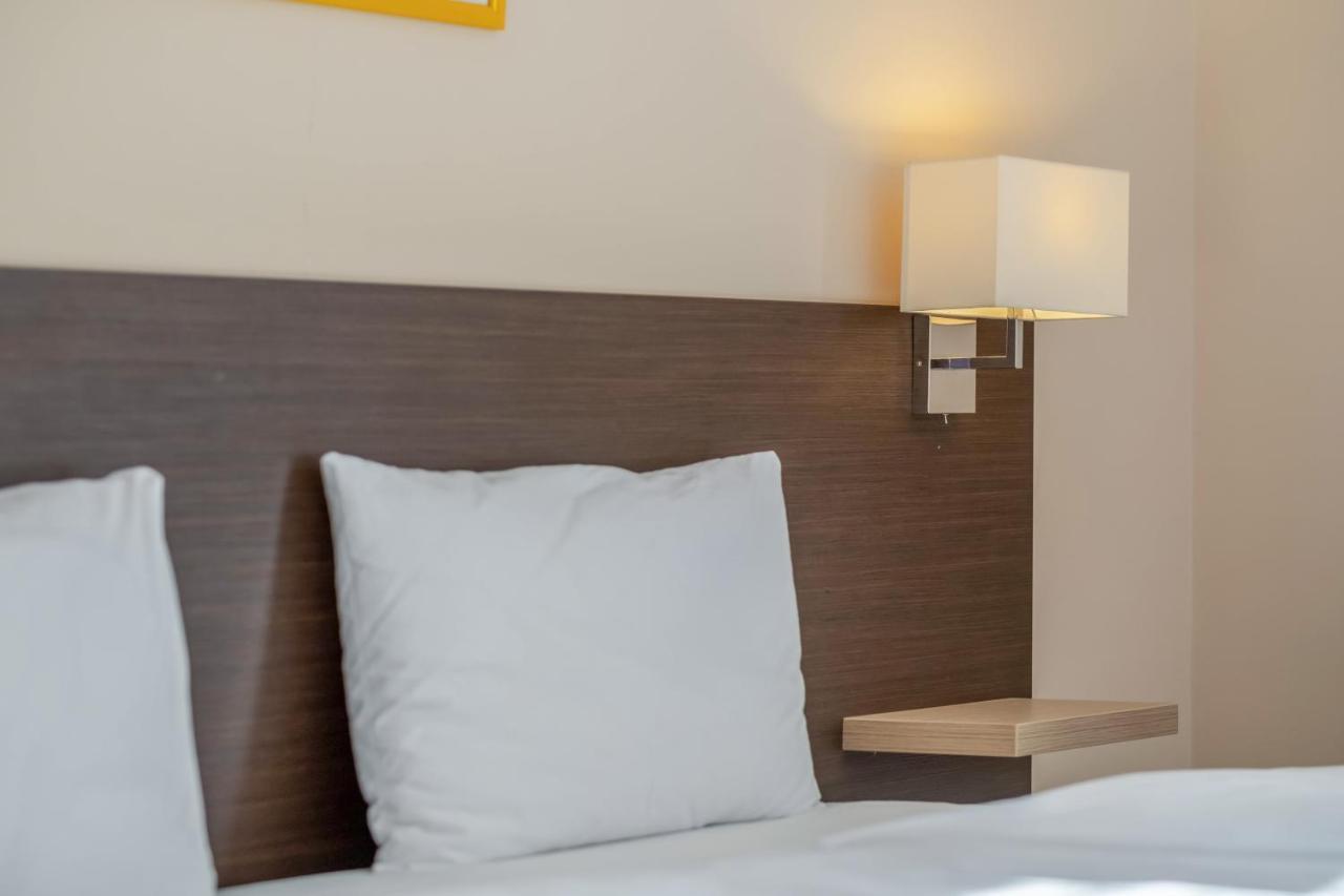 Mf Port Azur Wellness Apartments Siofok Bagian luar foto