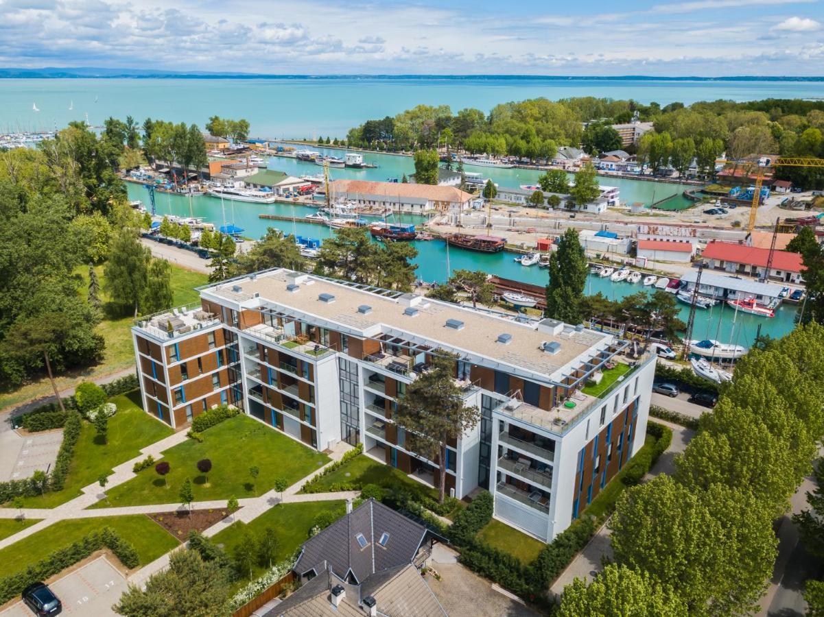 Mf Port Azur Wellness Apartments Siofok Bagian luar foto